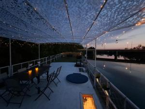 Bateaux Peniche Amadeus conviviale et cosy , proche de Disney et de Paris : photos des chambres
