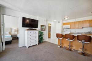 Oceanview 30th Floor Condo Just Steps from Waikiki Beach, Full Kitchen, Free Parking (13007)