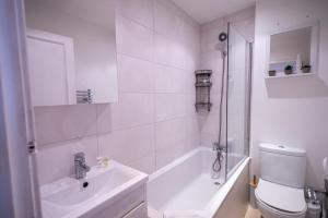 Chic 1-Bedroom Flat - 10 Min Walk to Westfield London