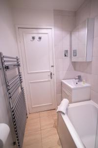 Chic 1-Bedroom Flat - 10 Min Walk to Westfield London