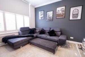 Chic 1-Bedroom Flat - 10 Min Walk to Westfield London