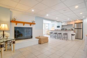 Steps to Pond and Beach! Couples Retreat in Cape Cod