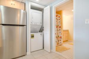 Steps to Pond and Beach! Couples Retreat in Cape Cod