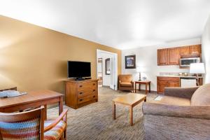 King Suite with Sofa Bed and Spa Bath - Wet Bar room in Best Western Grande River Inn & Suites
