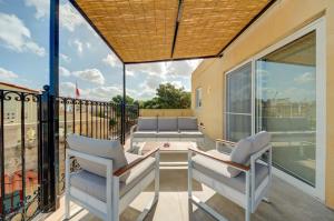 Ta Karmenu, an 800 year old modernized studio with terrace, by walk to Mdina