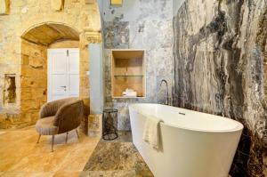 Ta Karmenu - An 800 year old modernized studio, walking distance to Mdina