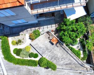 Apartment Vega with private garden, terrace and garage