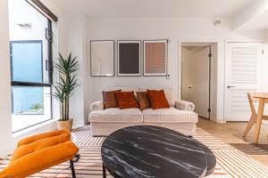 Stylish 2BDR & 2BTH - 15 mins walk to the beach!