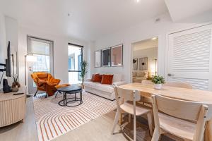 Stylish 2BDR & 2BTH - 15 mins walk to the beach!