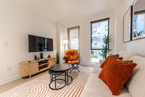 Stylish 2BDR & 2BTH - 15 mins walk to the beach!