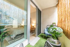 Stylish 2BDR & 2BTH - 15 mins walk to the beach!