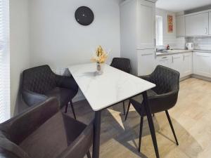 Contemporary 2 bed self catering apt