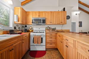 Bluebird Cabin, Indoor Fireplace, Next to Lake!