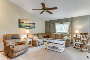 Holiday Island Family Home on 13th Green!