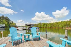 Lakefront Home with Private Dock in Gainesville! - 3hvězdičkové hotely ve městě Gainesville