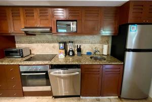 2BR Kobah 1 Block to Beach & 5th Pool Gym