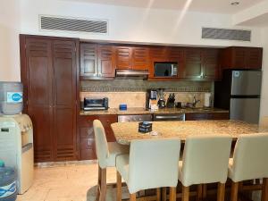 2BR Kobah 1 Block to Beach & 5th Pool Gym