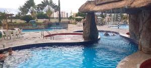 Flat em Caldas Novas no Golden Dolphin Supreme e próx Shopping Singapura com Utensílios e conforto