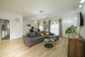 Apartments with a parking space Kastel Kambelovac, Kastela - 24311