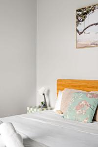 Relaxing Double Room in Belmore - Convenient Stay Near Shops - Shared Bathroom