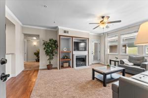 Modern 1BR Reno Retreat · Spring Views & Hot Tub