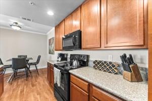 New Luxurious 1BR Apartment Heated Pool Spa & Sauna