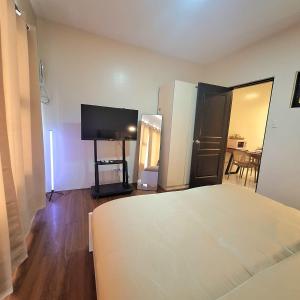 MANILA BAYVIEW RENTAL BREATHTAKING BAY AND CITY VIEWS- 1-5 BR Luxury and Superior Condos with, Balcony, Pool, Netflix & Gym- Housekeeping Available -