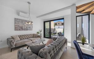 Beautiful Apartment In Jezera With Wifi