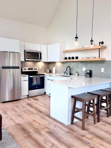 Knob Hill at Three Suns Cabins