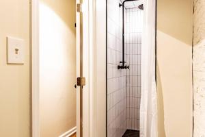 3BDR Classy Mid-Century Ground-Level Forsyth