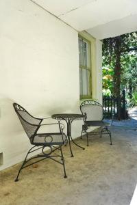 3BDR Classy Mid-Century Ground-Level Forsyth