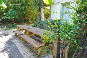 3BDR Classy Mid-Century Ground-Level Forsyth