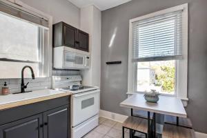 Spacious 2BDR Park Side Victorian District