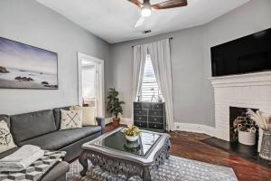 Spacious 2BDR Park Side Victorian District