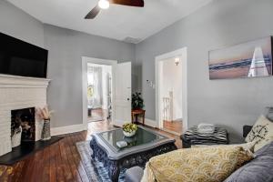 Spacious 2BDR Park Side Victorian District