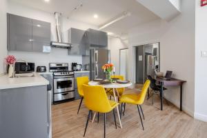 Sleek 1BDR on Bishop – Downtown MTL Gem
