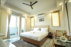 Child friendly Retreat w balcony & tub King Bed