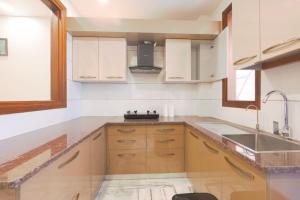 Child friendly Retreat w balcony & tub King Bed