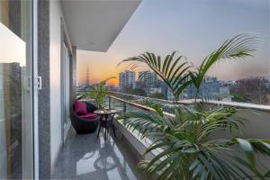 Child friendly Retreat w balcony & tub King Bed