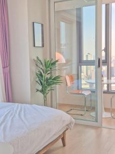 Rest, Sofa Bed City View Bidet Water Purifier in the heart of Seoul