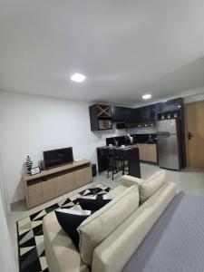 Studio completo com garagem no centro!