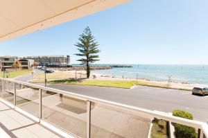 On The Beach - Glenelg, Sea Views - close to Cafes, Shopping