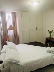 Habitación en apartamento compartido al frente del cc Unico