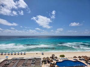 Modern penthouse, beautiful ocean view, Cancun