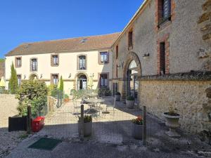 Maisons de vacances Grand gite renove avec terrasse, parking prive et equipements complets, proche Versailles et nature - FR-1-527-41 : photos des chambres