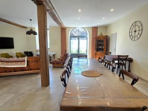 Maisons de vacances Gite spacieux 200m² en ferme renovee avec terrasse, a proximite de Montfort l'Amaury et Thoiry - FR-1-527-40 : photos des chambres