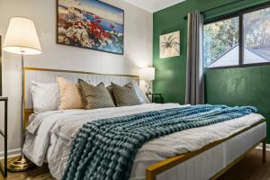 Entire Private Home with 1 Bedroom, King Bed, Hot Tub, Parking, View, Available Now