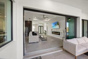 Modern Waterfront Bliss