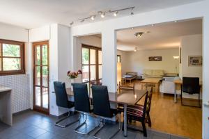 Ferienwohnung mit 123qm für 8 Personen mit sehr großem Garten, einfache Innen-Ausstattung