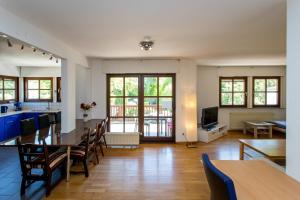 Ferienwohnung mit 123qm für 8 Personen mit sehr großem Garten, einfache Innen-Ausstattung